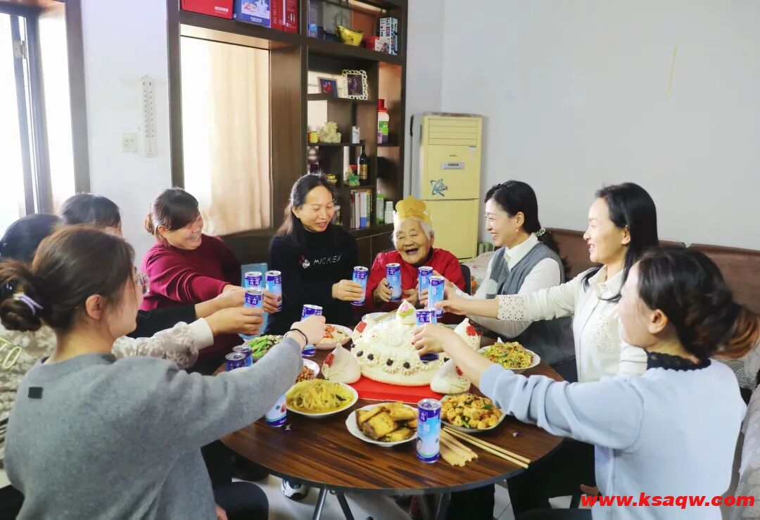 下峪口矿为独居老人暖心庆生