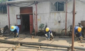 【基层动态】六矿维修服务中心机电工厂加班加点截锚索，助力生产不停歇