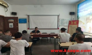掘进三队学习贯彻矿年中工作会议精神