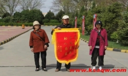 八旬老人赠锦旗以致谢意 暖心救助受伤学生显担当