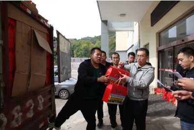 汾源煤业公司为职工发放中秋福利