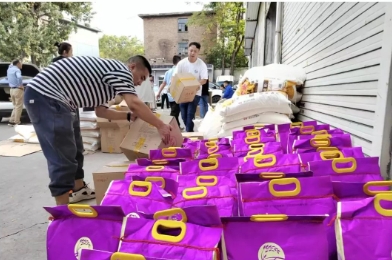白家庄矿业公司为干部职工发放中秋福利