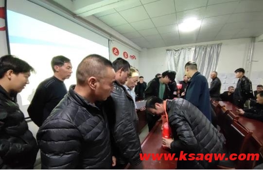 大柴旦分公司开展自救器使用培训，全员做到30秒盲带