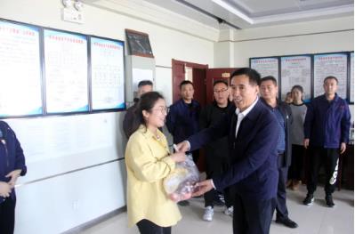 华阳煤业领导班子慰问中秋期间坚守岗位员工