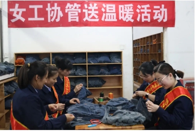 缝补暖人心 “针”情嘱安全——运河煤矿开展女工协管送温暖活动