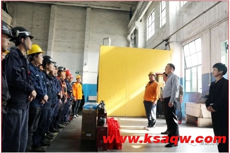 矿领导深入检修现场慰问值守干部职工
