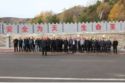 汾源煤业公司对设备库废旧情况进行检查