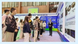 淮河能源集团谢桥煤矿组织专业技术人员参观学习我矿信息化、智能化建设成就展板