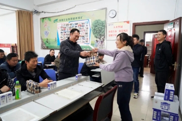 淮河能源集团谢桥煤矿在掘进二区开展班前慰问活动