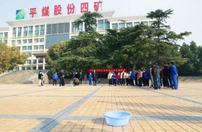 四矿工会举办广场趣味活动