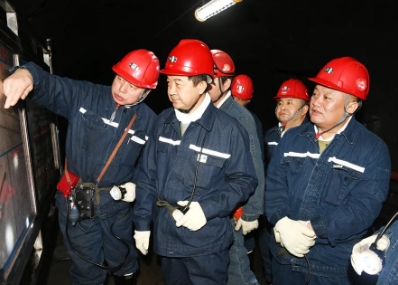 刘鹏飞深入新铁矿井下检查安全生产工作时要求：严格落实上级关于安全生产工作部署要求 压实责任细化措施狠抓落实确保安全生产