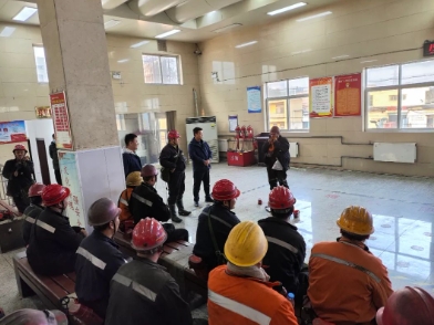 下峪口矿常态化开展自救器使用培训和抽查活动
