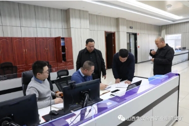 柳湾煤矿对领导干部跟班带班情况进行专项监督检查