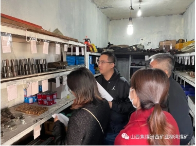 柳湾煤矿组织对队组库房进行专项检查