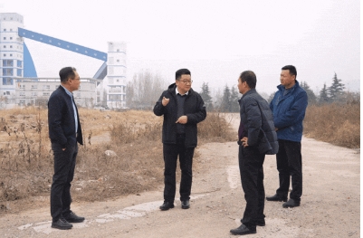 山东能源肥矿集团公司主要负责人王忠刚到泰惠园区现场办公