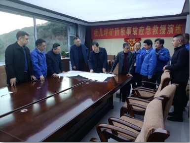 杜儿坪矿组织开展顶板事故应急救援演练