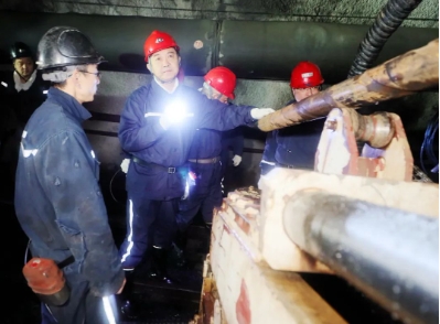 刘鹏飞在鹤岗矿业公司鸟山矿检查时强调：发挥先进装备优势 夯实安全生产基础