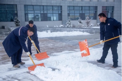 巴拉素煤业公司：扫雪除冰在行动