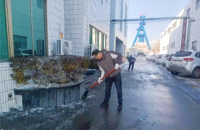 运河煤矿防冲办公室：清除积雪残冰 保障出行安全
