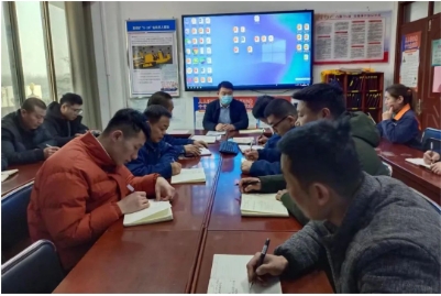 运河煤矿矿长王利参加通防工区班前会