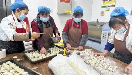 魏墙煤业公司开展“迎冬至、包饺子”活动