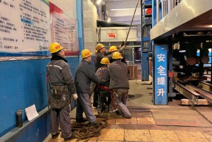 运转队加强检修保障副井罐笼安全运行