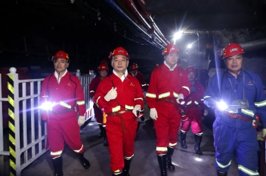公司党委副书记、总经理赵小兵一行到双龙煤业调研指导工作
