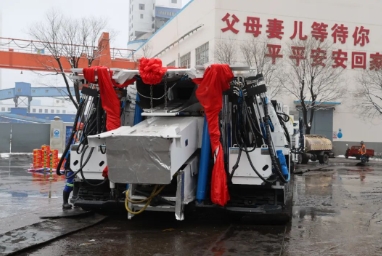 黄陵矿业二号煤矿：矿区首套窄型半煤岩巷道智能快掘成套设备入井安装