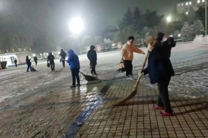 服务三队及时除雪保障职工出行