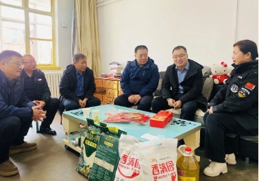 吴杰到下峪口矿走访慰问生活困难党员