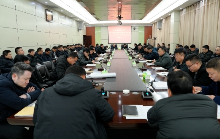 我矿召开专题会学习《今天再晚也是早 铆足干劲往前跑》评论文章