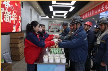 菏泽煤电郭屯煤矿矿工会：小年慰问暖人心