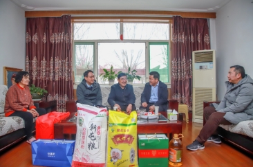常村煤矿矿党政节前走访慰问全国劳模、离退休老领导及困难职工