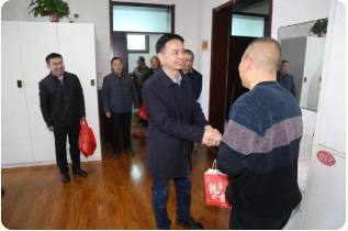 兰花集团莒山煤矿领导大年初一慰问值班值守职工