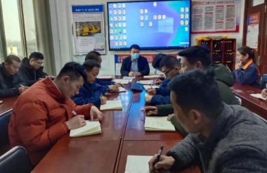 运河煤矿王利参加通防工区班前会