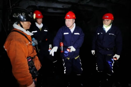 张秉德到振兴矿调研检查工作时强调 强势推进现代化设备使用 提高安全高效进尺能力