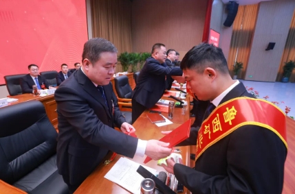 鲁西矿业梁家煤矿表彰先进典型 凝聚奋进力量