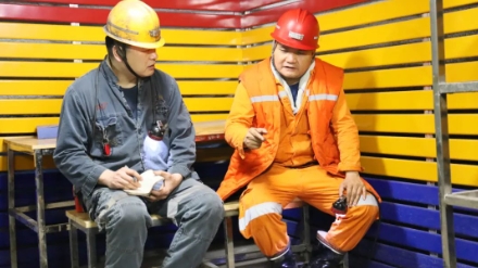 济宁市金桥煤矿矿长戈海宾深入综采一区，与一线职工“话安全”