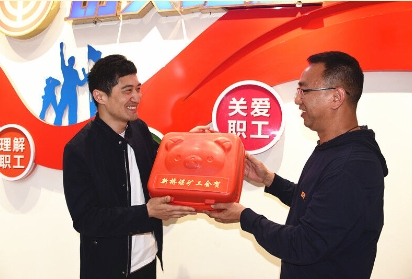 新桥煤矿：职工新婚“喜上喜” 暖心帮办送“贺礼”