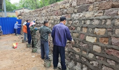 六矿生活服务中心服务三队全力以赴推进新建停车场砌毛石挡土墙工作