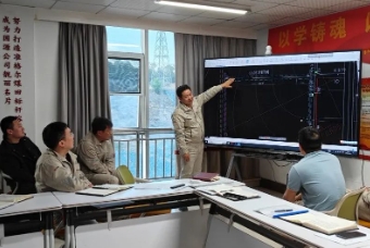 大唐龙王沟煤矿综掘一工区组织召开61608工作面切眼施工方案研讨会