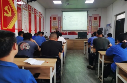 四矿维修服务中心工厂开展机械识图专项培训学习