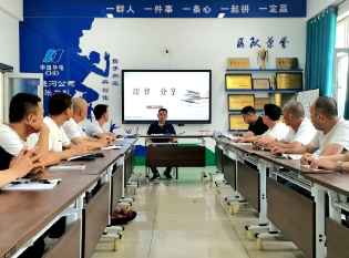 不连沟公司掘进二队开展“品书香之气 享知识盛宴”读书月活动
