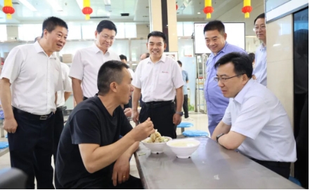 集团总经理李延河到现代服务分公司四矿生活服务中心调研