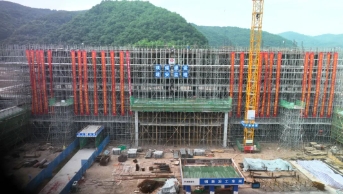 黄陵矿业2×1000MW发电项目办公楼顺利封顶