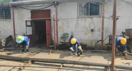 【基层动态】六矿维修服务中心机电工厂加班加点截锚索，助力生产不停歇