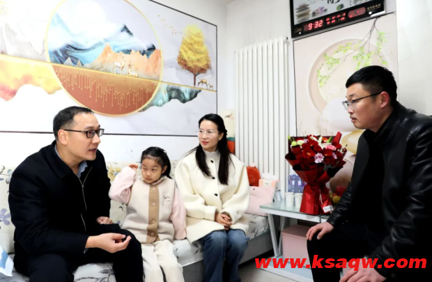 我矿慰问见义勇为职工关鼎