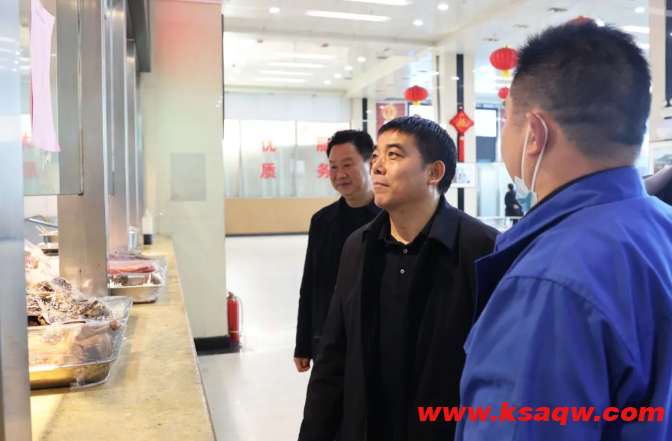 四矿领导冬至深入职工食堂慰问在岗职工